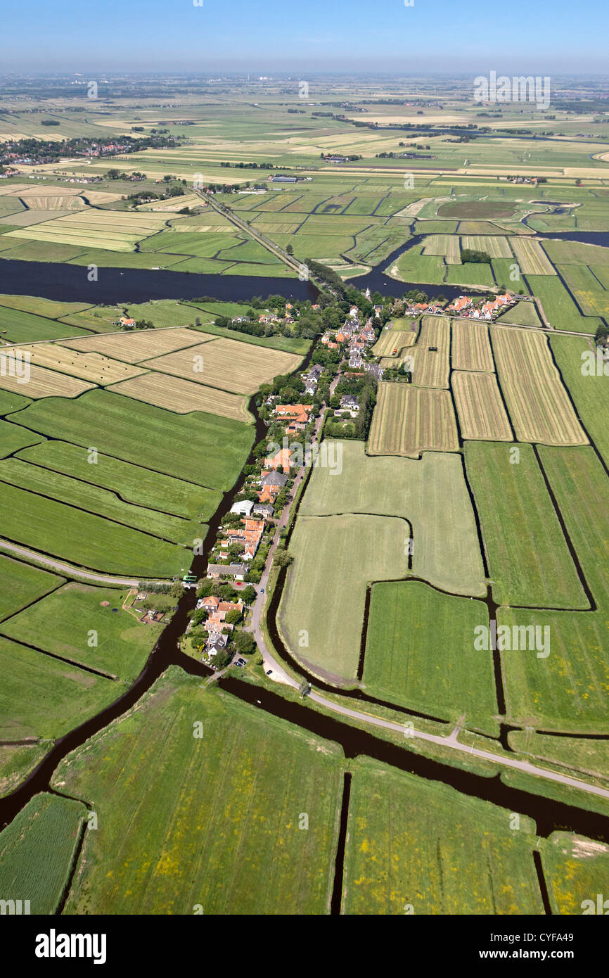 Den Niederlanden Zuiderwoude. Luft. Blick auf Dorf und Polder Landschaft. Stockfoto