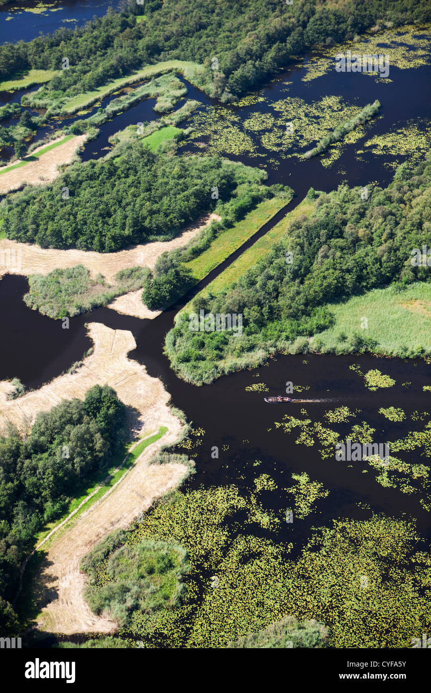 Den Niederlanden Kortenhoef. Instandhalter im Boot auf Kortenhoefse Seen. Luft. Stockfoto
