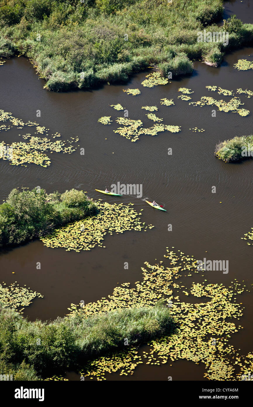 Den Niederlanden Kortenhoef. Paar Kajakfahren auf den Kortenhoefse Seen. Luft. Stockfoto