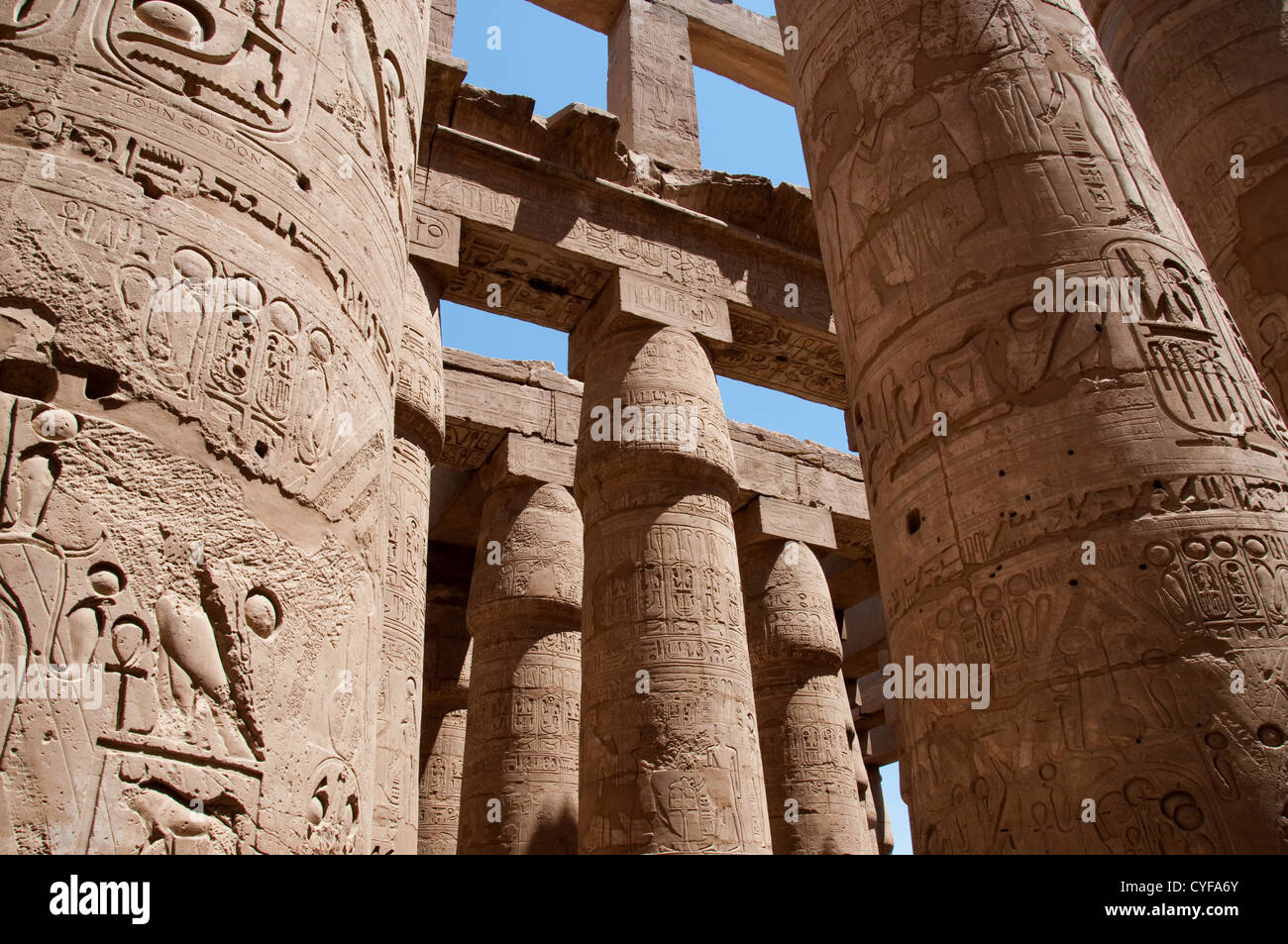 Ðíolumns antiker Tempel mit alten Hieroglyphen, Karnak, Luxor, Ägypten Stockfoto