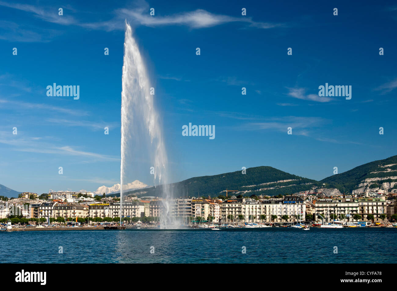 Die monumentalen Springbrunnen Jet d ' Eau im Genfersee vor der See am Ufer linken Sees, Genf, Schweiz Stockfoto