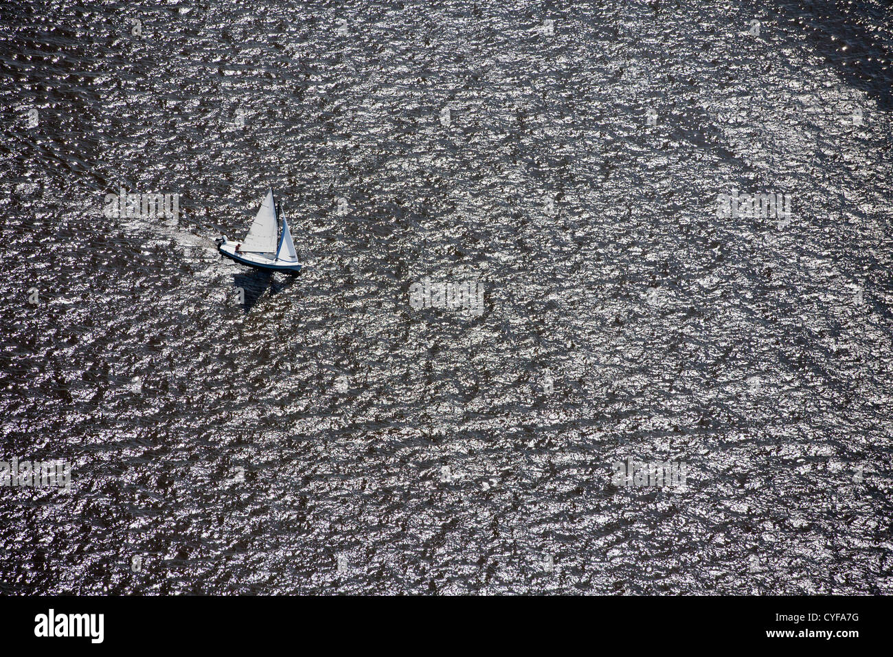 Die Niederlande, Loosdrecht, Antenne. Segelboot auf Loosdrecht Seen. Stockfoto