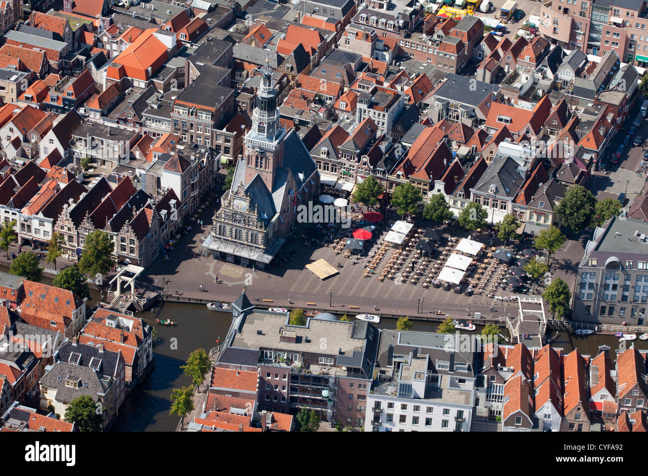 Die Niederlande, Alkmaar. Wiegen Sie Haus und wiegen Platz. Speicherort der traditionelle Käsemarkt am Freitag. Luft. Stockfoto