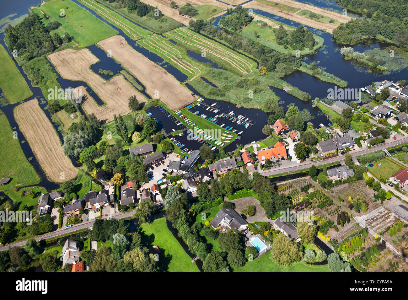 Den Niederlanden Kortenhoef. Häuser in der Nähe von Kortenhoefse Seen. Luft. Stockfoto