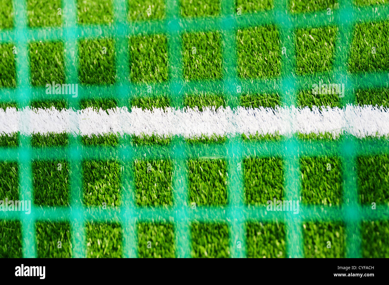 Weiße Linie auf Fußballfeld mit Blurried Mesh im Vordergrund Stockfoto