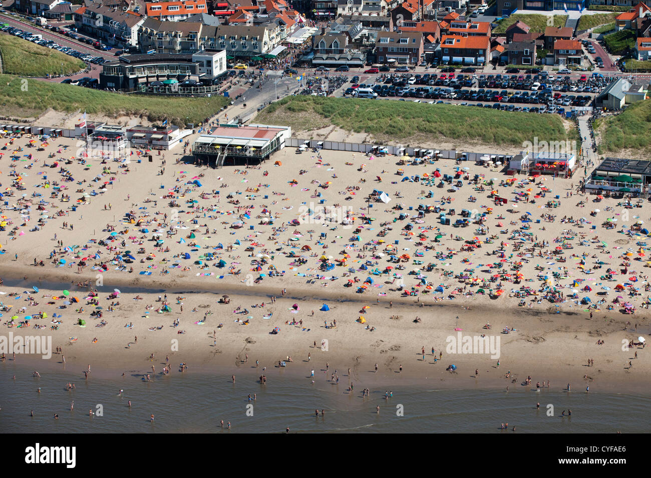 Den Niederlanden, Egmond Aan Zee. Menschen am Strand. Luft. Stockfoto