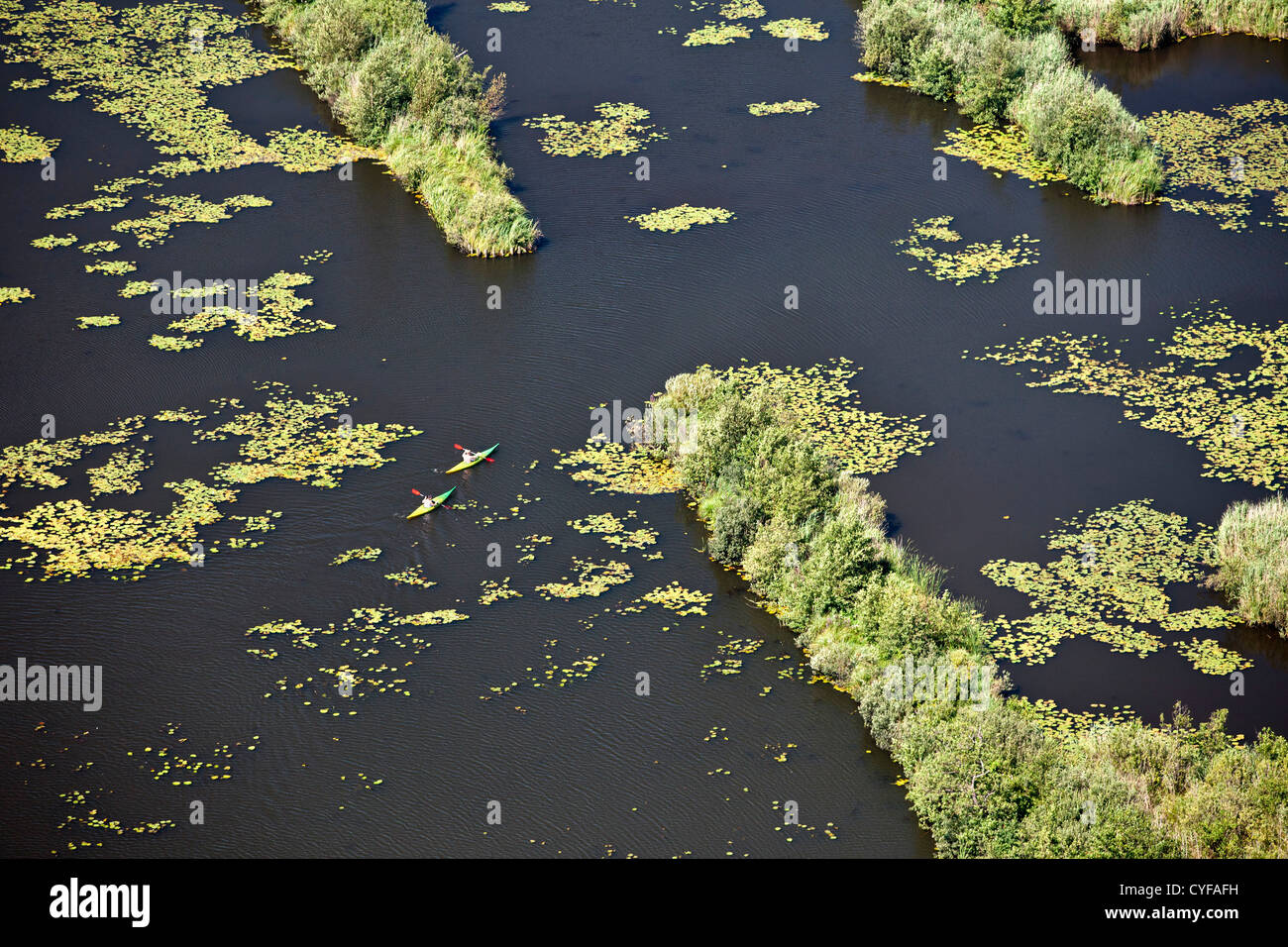 Den Niederlanden Kortenhoef. Paar Kajakfahren auf den Kortenhoefse Seen. Luft. Stockfoto