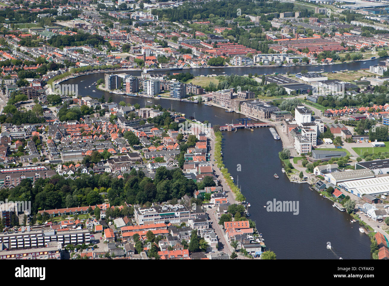 Niederlande, (rechts) Wormer und Wormerveer (links), geteilt durch den Fluss Zaan. Luft. Stockfoto