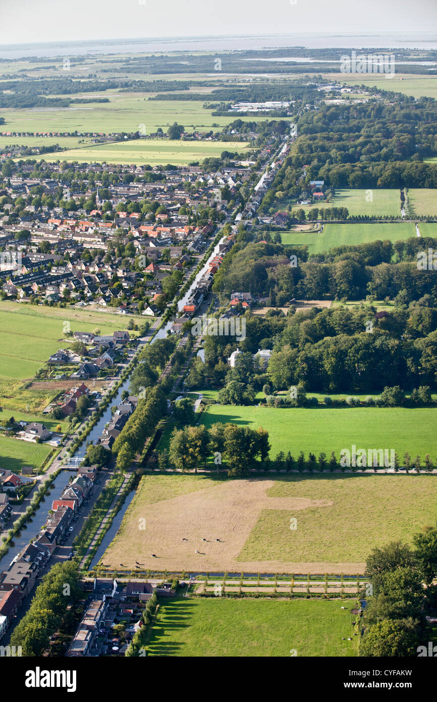 Links: Blick auf Dorf namens Kortenhoef, rechts: der Nordteil der Landgut Gegenden von 'S-Graveland. Luft. Stockfoto