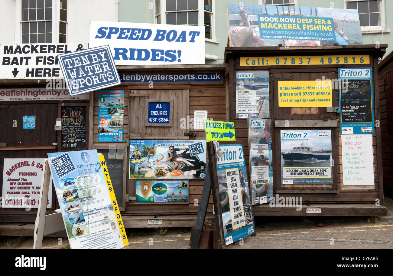 Buchung von Büros und Werbung für Bootsfahrten, Tenby Hafen, Pembrokeshire, South Wales. Stockfoto