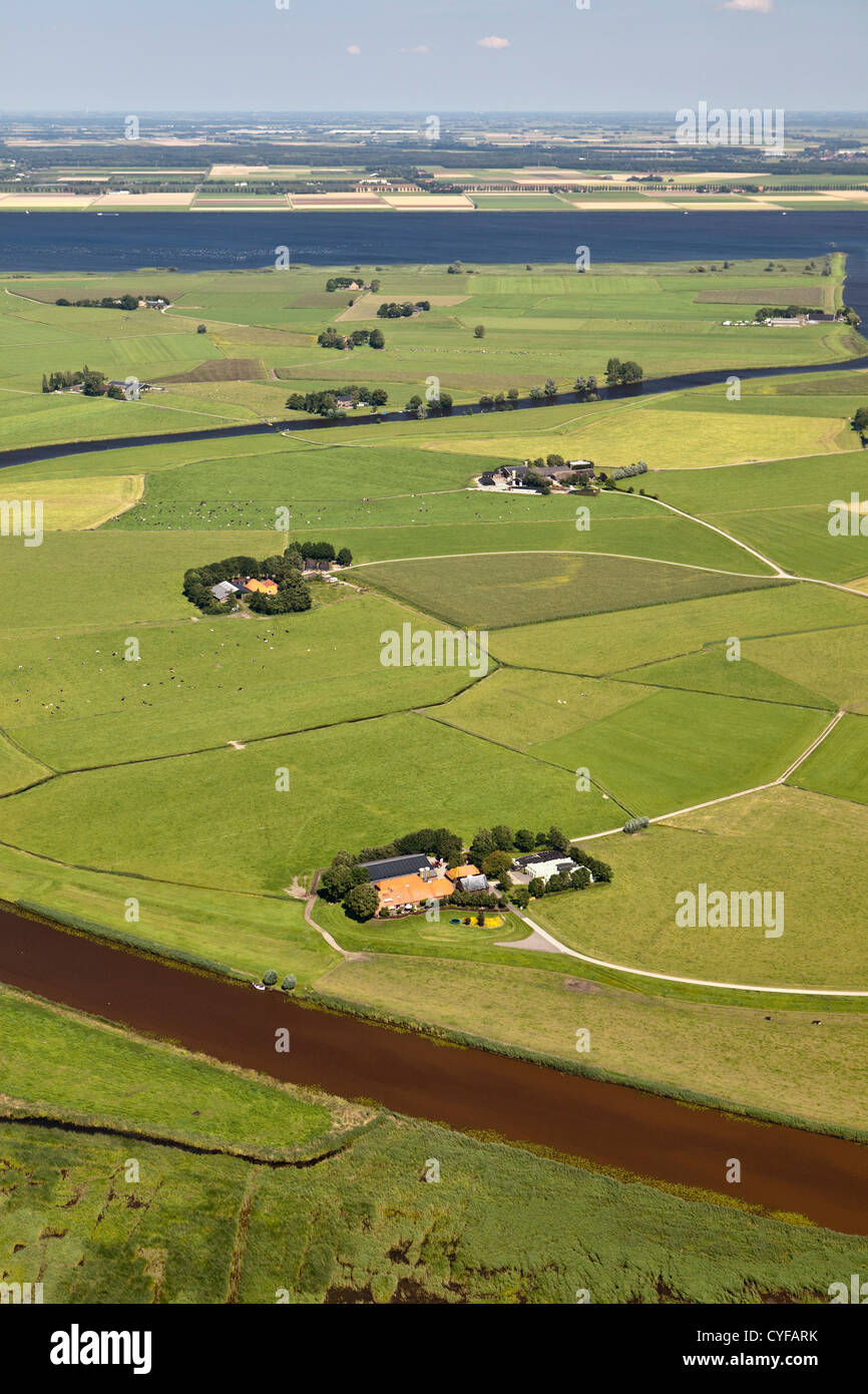 Den Niederlanden, Ijsselmuiden, Farmen und Ackerland. Luft. Stockfoto