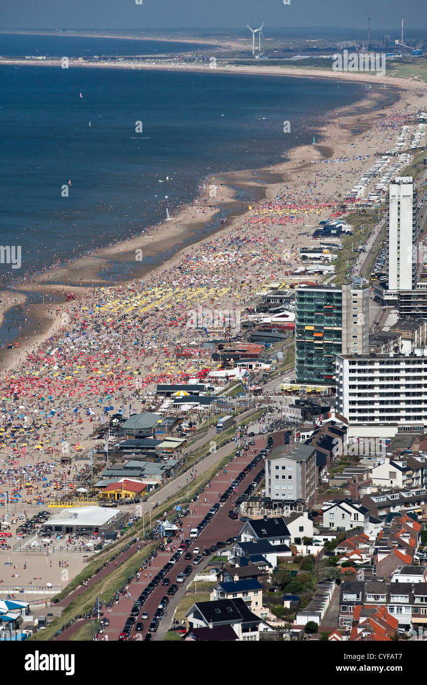 Die Niederlande, Zandvoort, Menschen am Strand. Luft Stockfotografie - Alamy