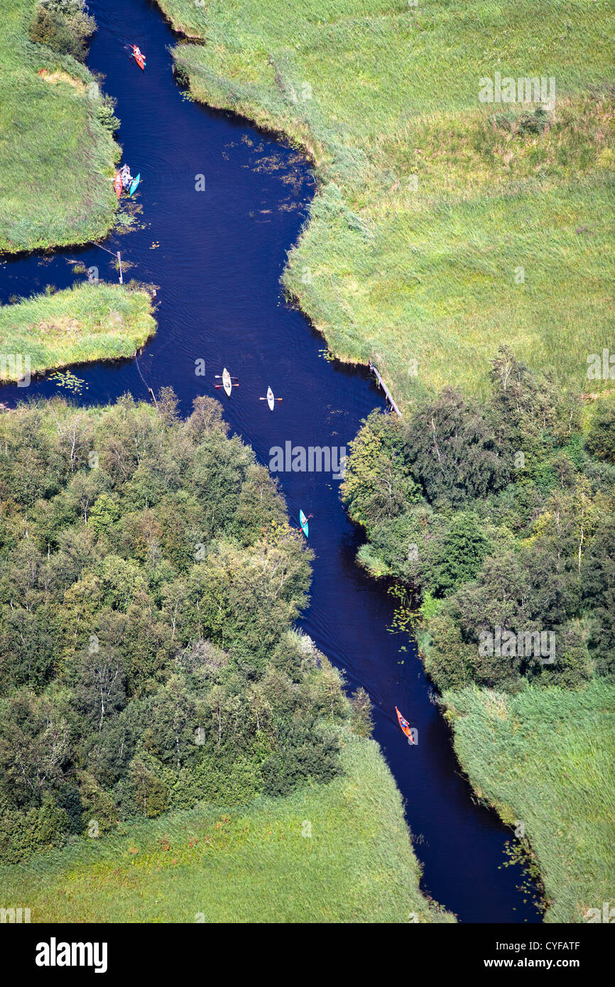 Der Nationalpark der Niederlande, Kalenberg, Weerribben-Wieden. Menschen, Kajak- und Kanufahren. Luft. Stockfoto