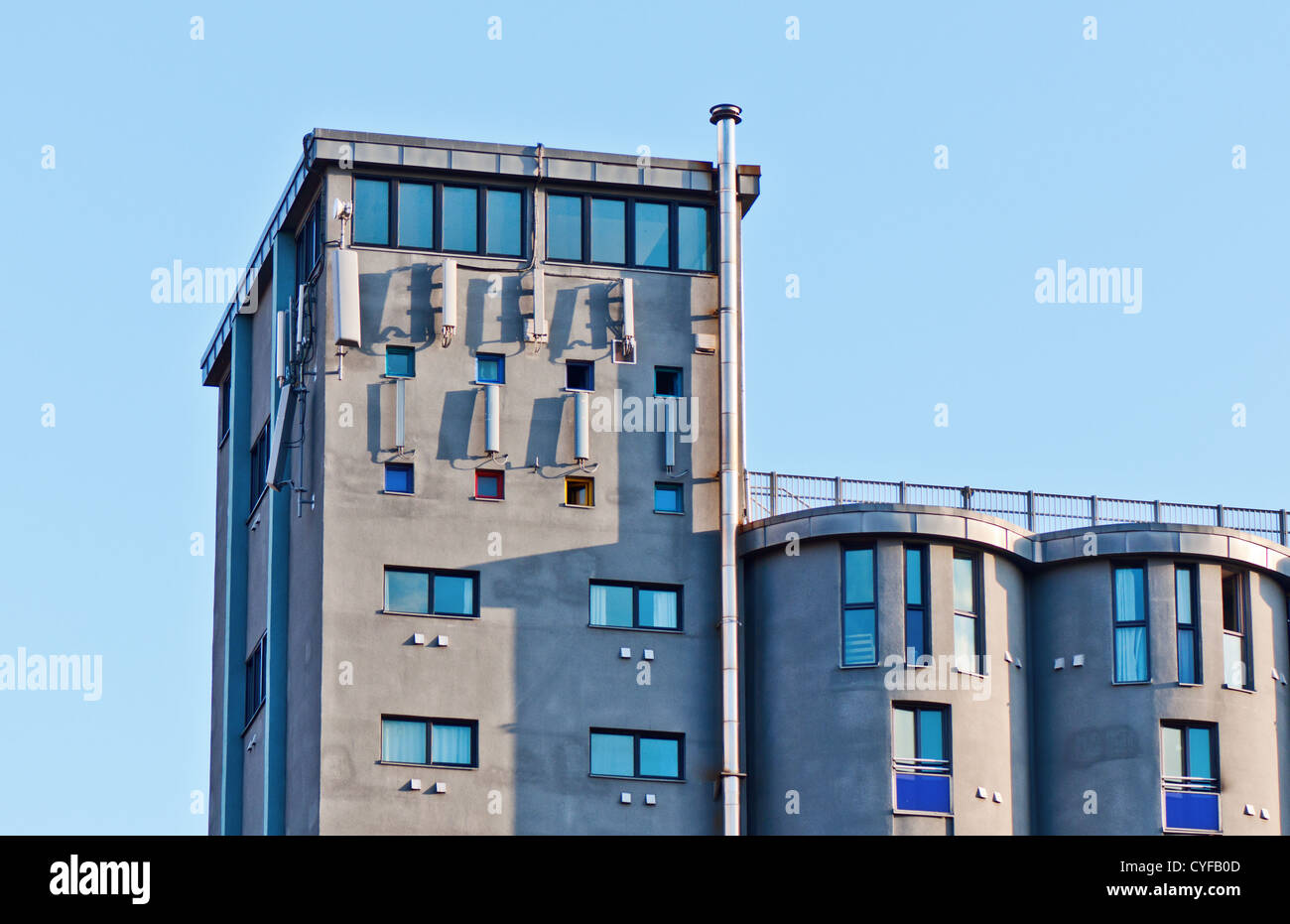 Industriegebäude mit GSM-Antennen Stockfoto