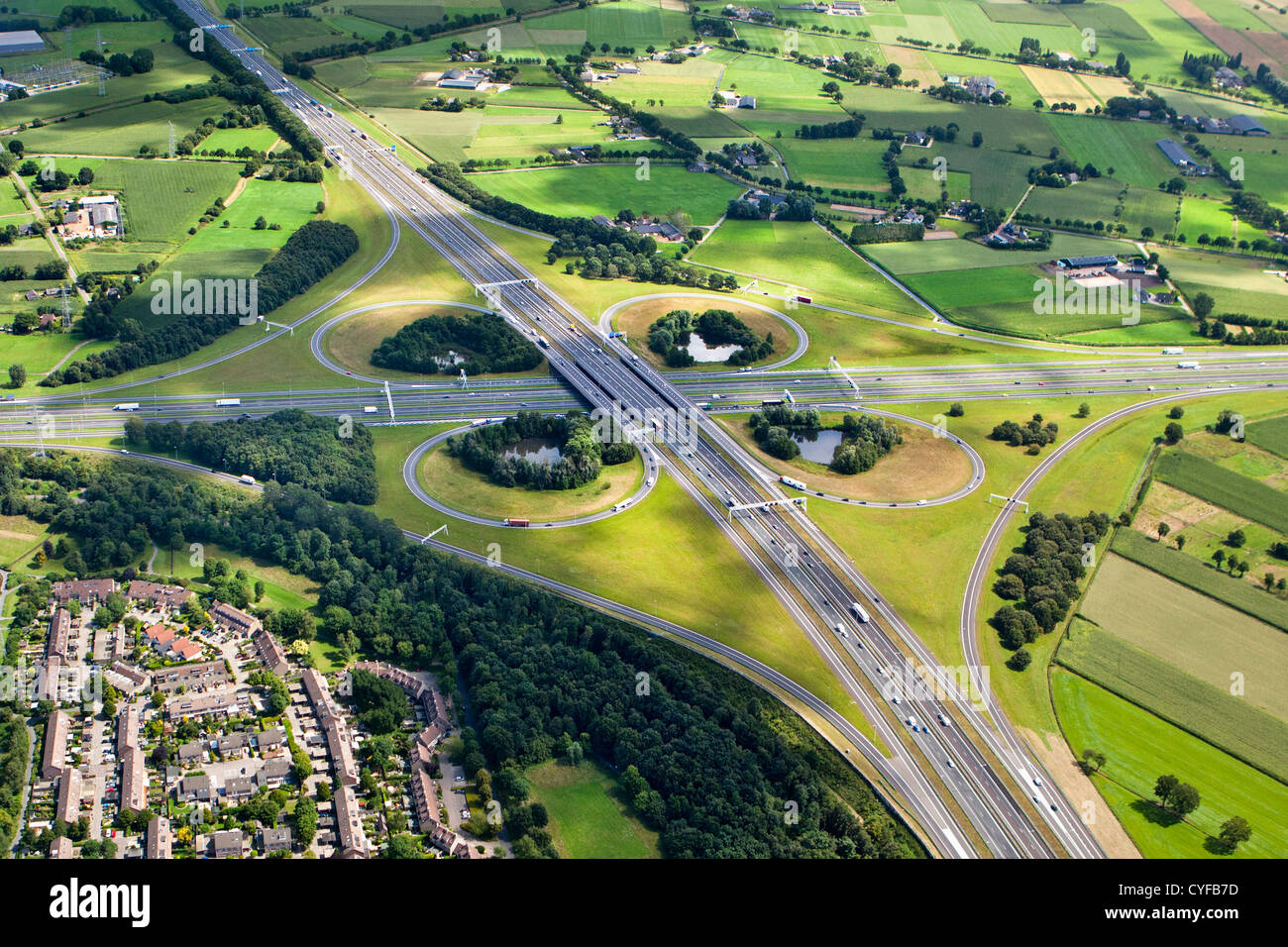 Die Niederlande, Apeldoorn, Autobahn Kreuzung A1 und A50 genannt Beekbergen Antenne. Stockfoto