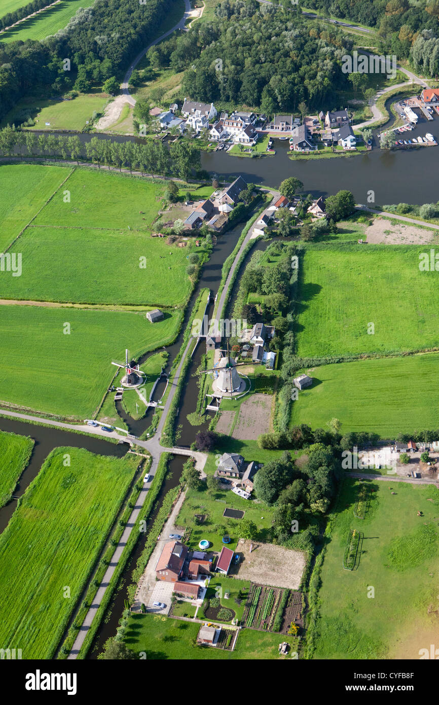 Den Niederlanden, Maarssen. Windmühlen und Schleuse die Polder mit Fluss Vecht verbindet. Luft. Stockfoto