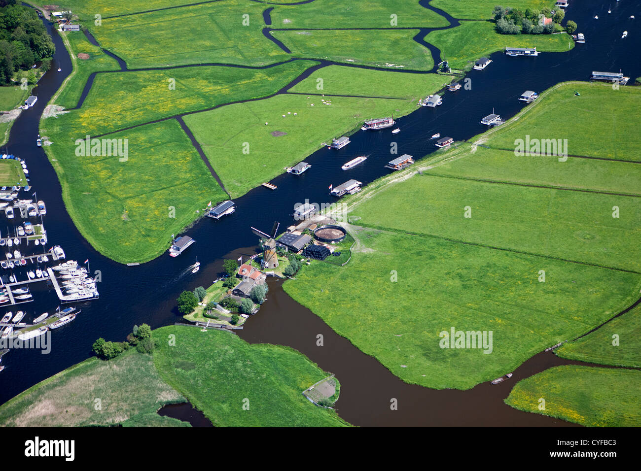 Den Niederlanden, Warmond, Windmühle, Yachten und Hausboote in Seen genannt Kager Plassen. Luft. Stockfoto
