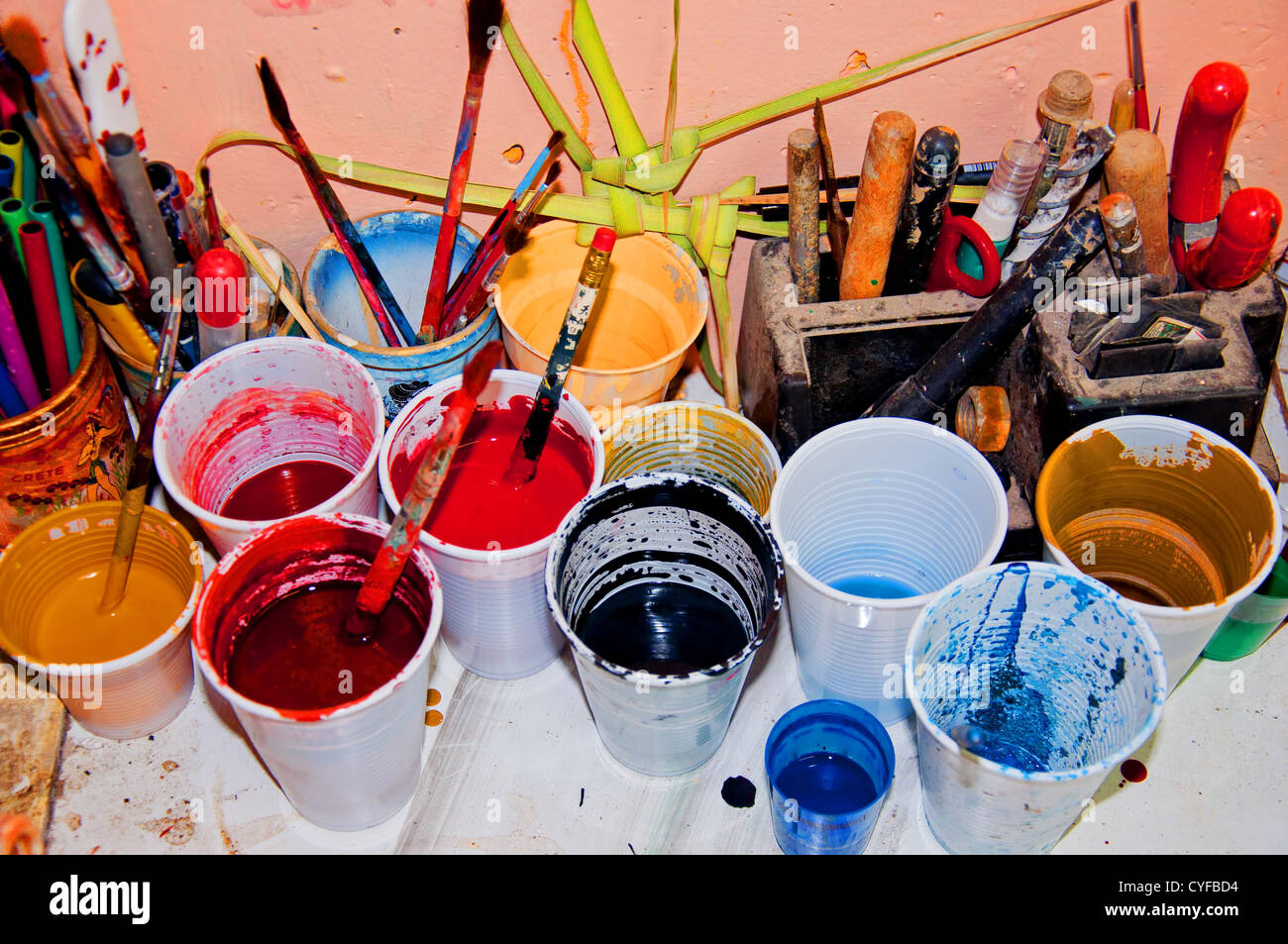 Plastikbecher mit Farbe auf Tisch im Art shop Stockfoto