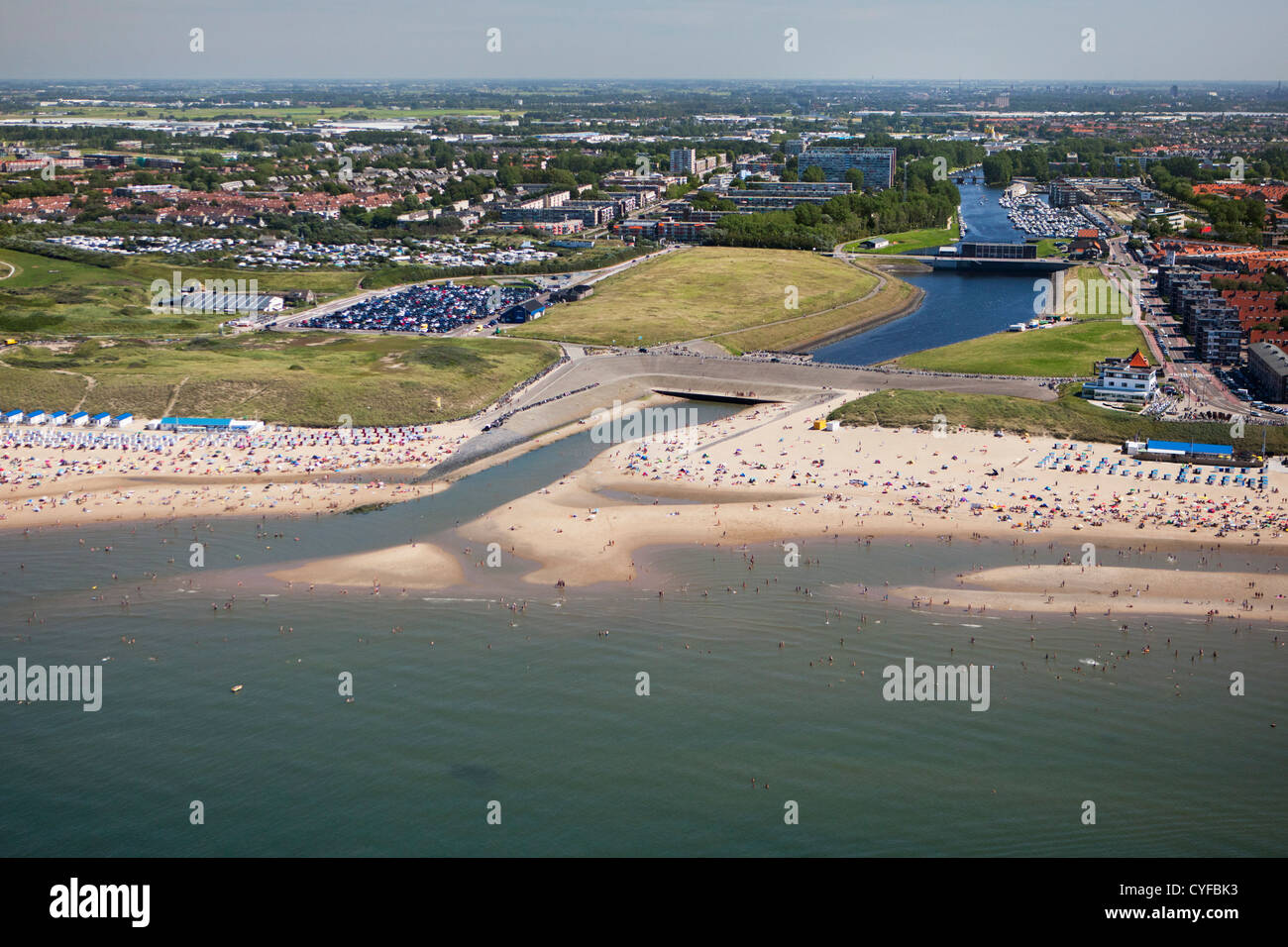 Katwijk, Niederlande. Mündung des Rheins. Leute, Sonnenbaden und Schwimmen am Strand der Nordsee. Luft. Stockfoto