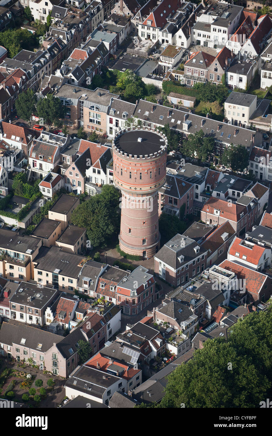 Niederlande, Utrecht. Wasserturm in Wohnquartier. Luft. Stockfoto