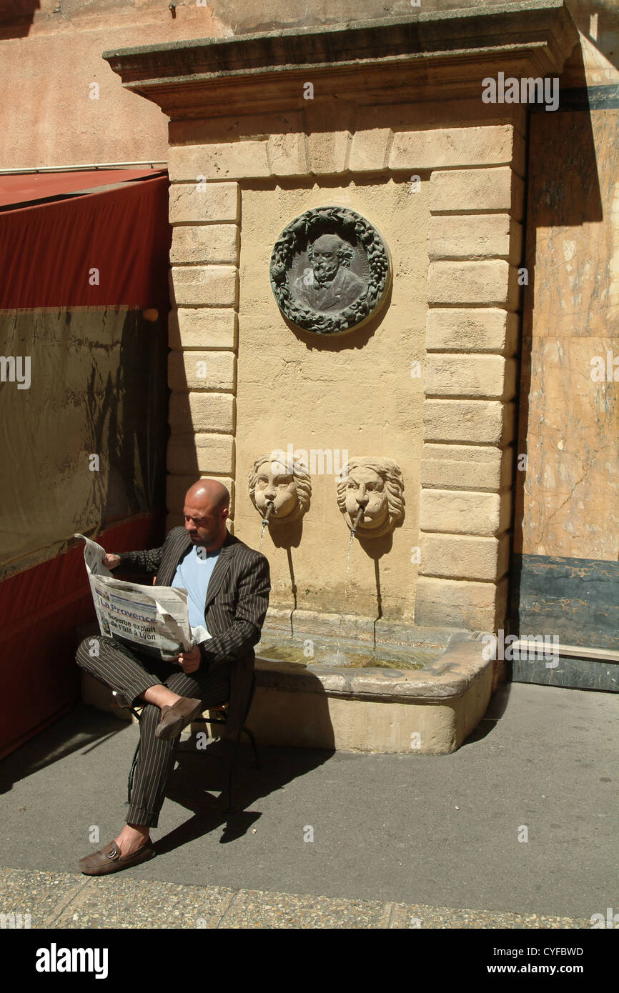 Mann liest Zeitung in der Provence Stockfoto