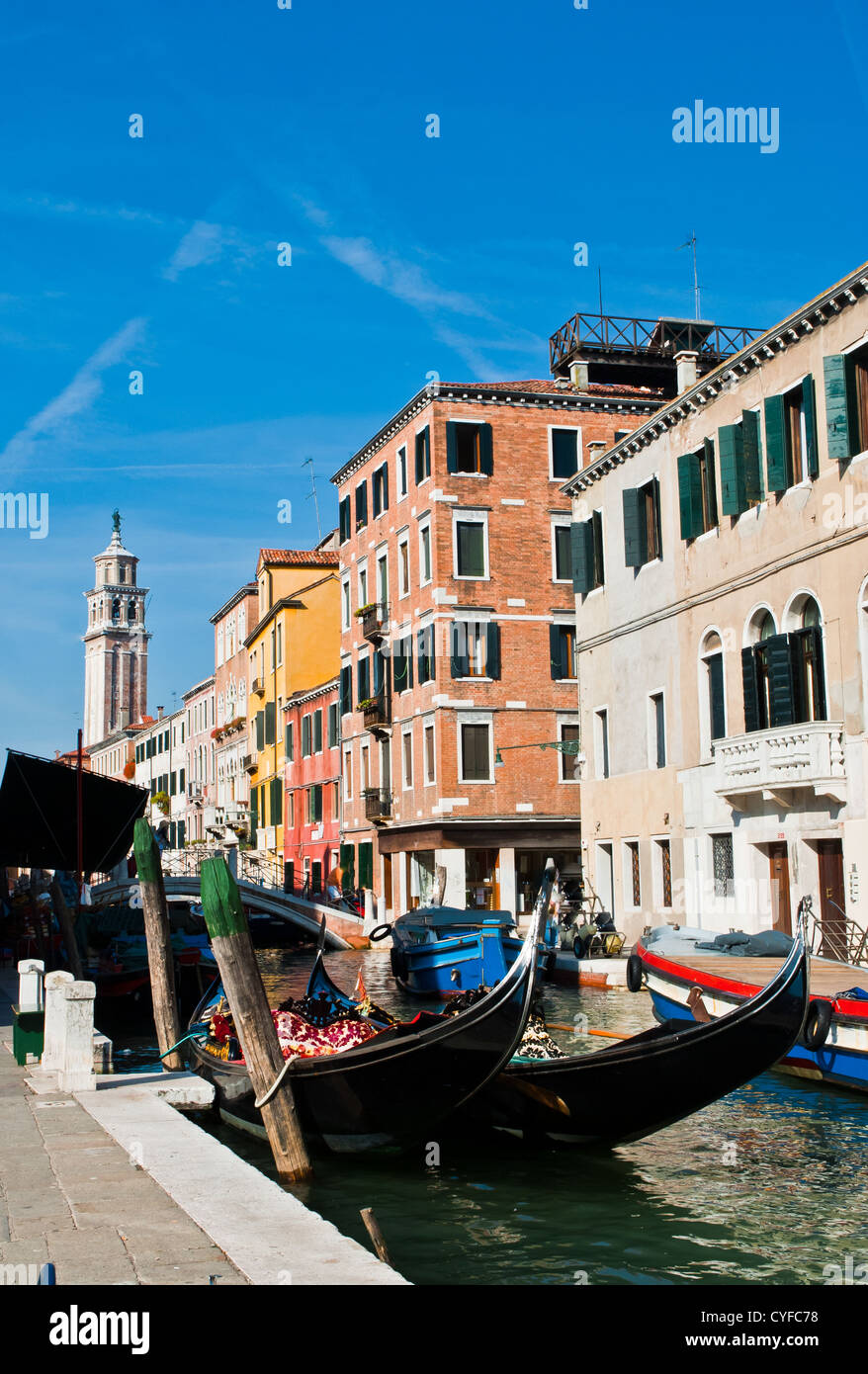 Boote auf einem Kanal in Venedig, Italien. Venedig-Wahrzeichen Stockfoto