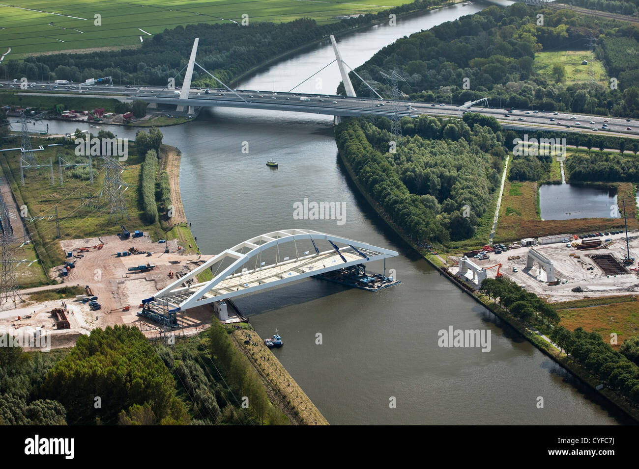 Die Niederlande, Amsterdam, Platzierung von vorgefertigten Brücke über den Kanal namens Amsterdam-Rijn Kanaal. Luft. Stockfoto