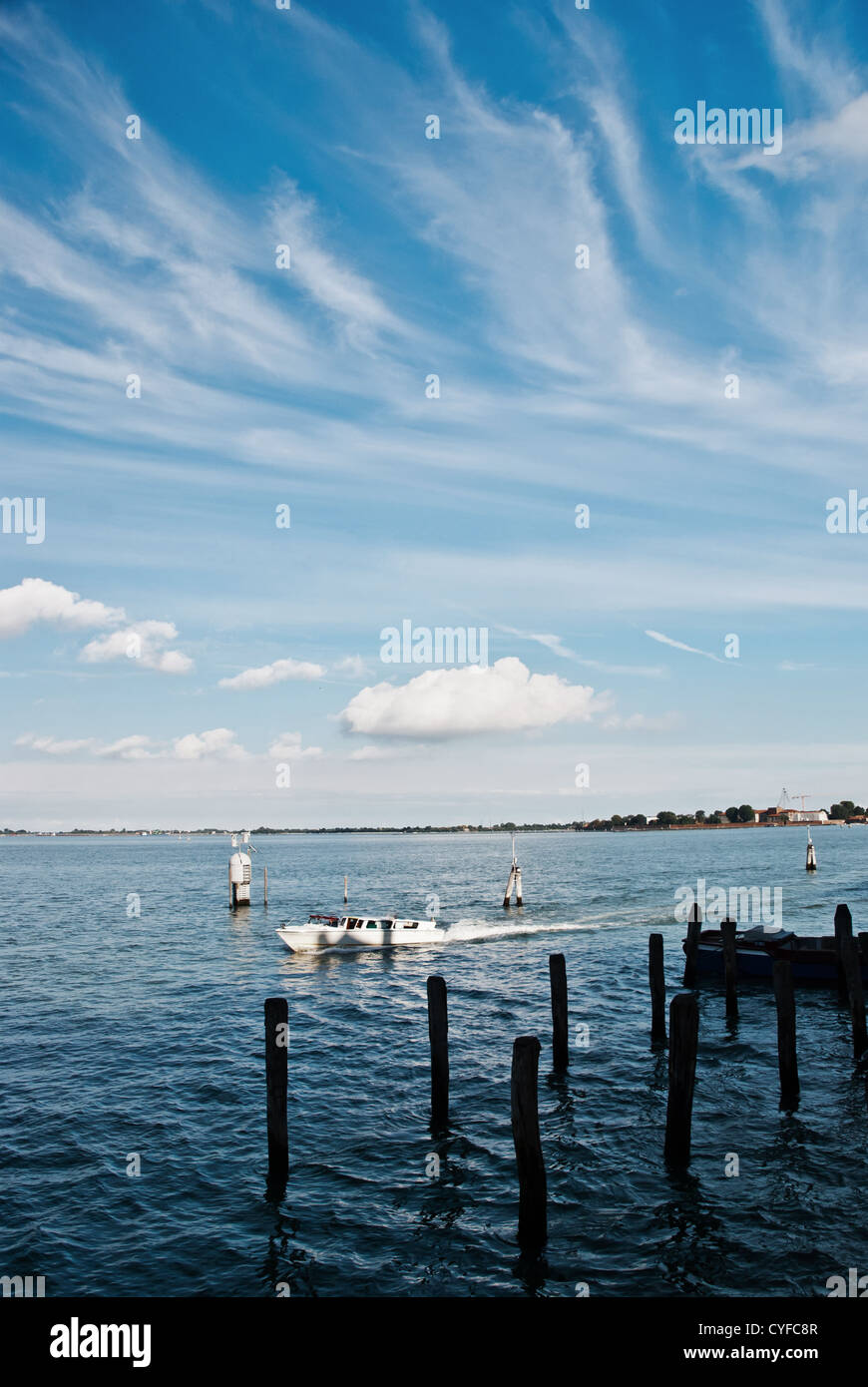 Boot schwimmt auf der Chanals von Venedig Stockfoto