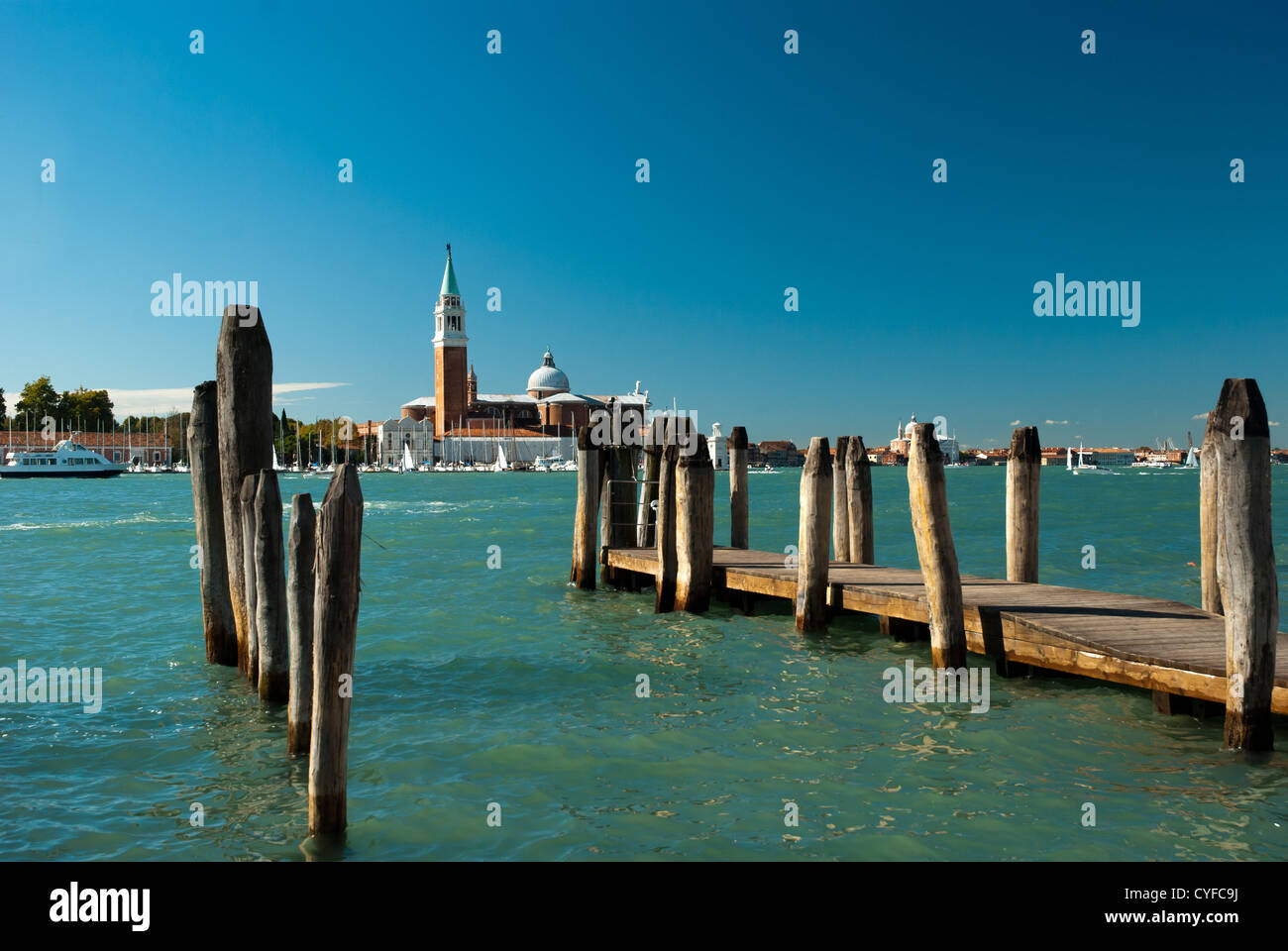 Surreale Atmosphäre auf dem Canal Grande in Venedig, Italien, und die Basilika San Giorgio Maggiore, die von Andrea Palladio und auf der Insel mit dem gleichen Namen befindet. Stockfoto