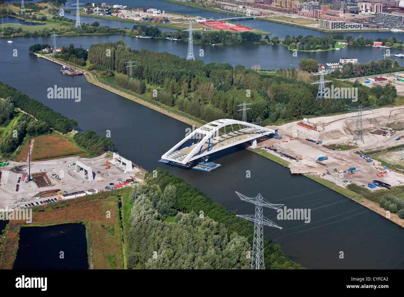 Die Niederlande, Amsterdam, Platzierung von vorgefertigten Brücke über den Kanal namens Amsterdam-Rijn Kanaal. Luft. Stockfoto