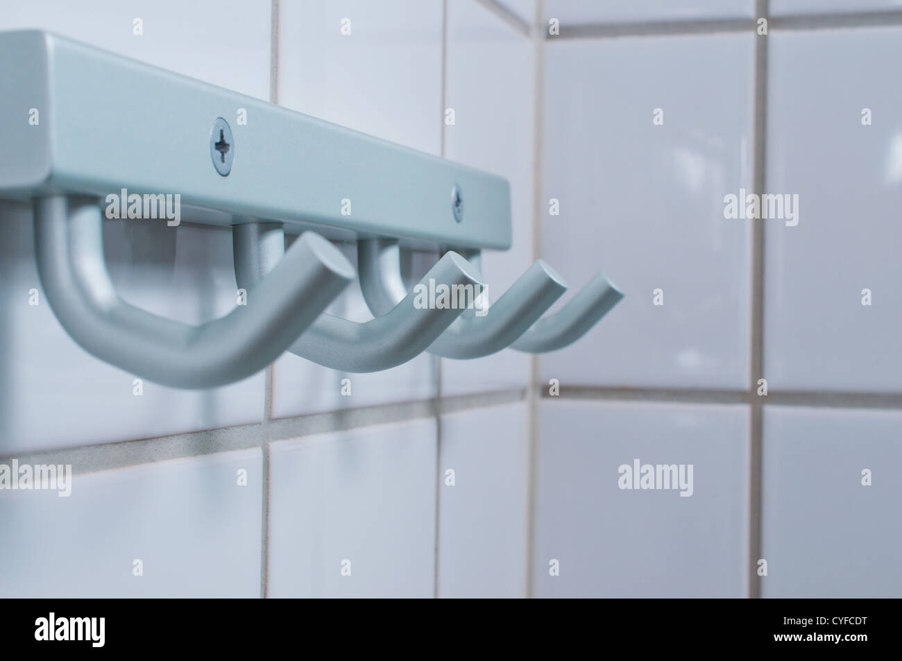 Gebürstetes Metall Silber Handtuch Kleiderbügel an Ruheraum Wand Stockfoto