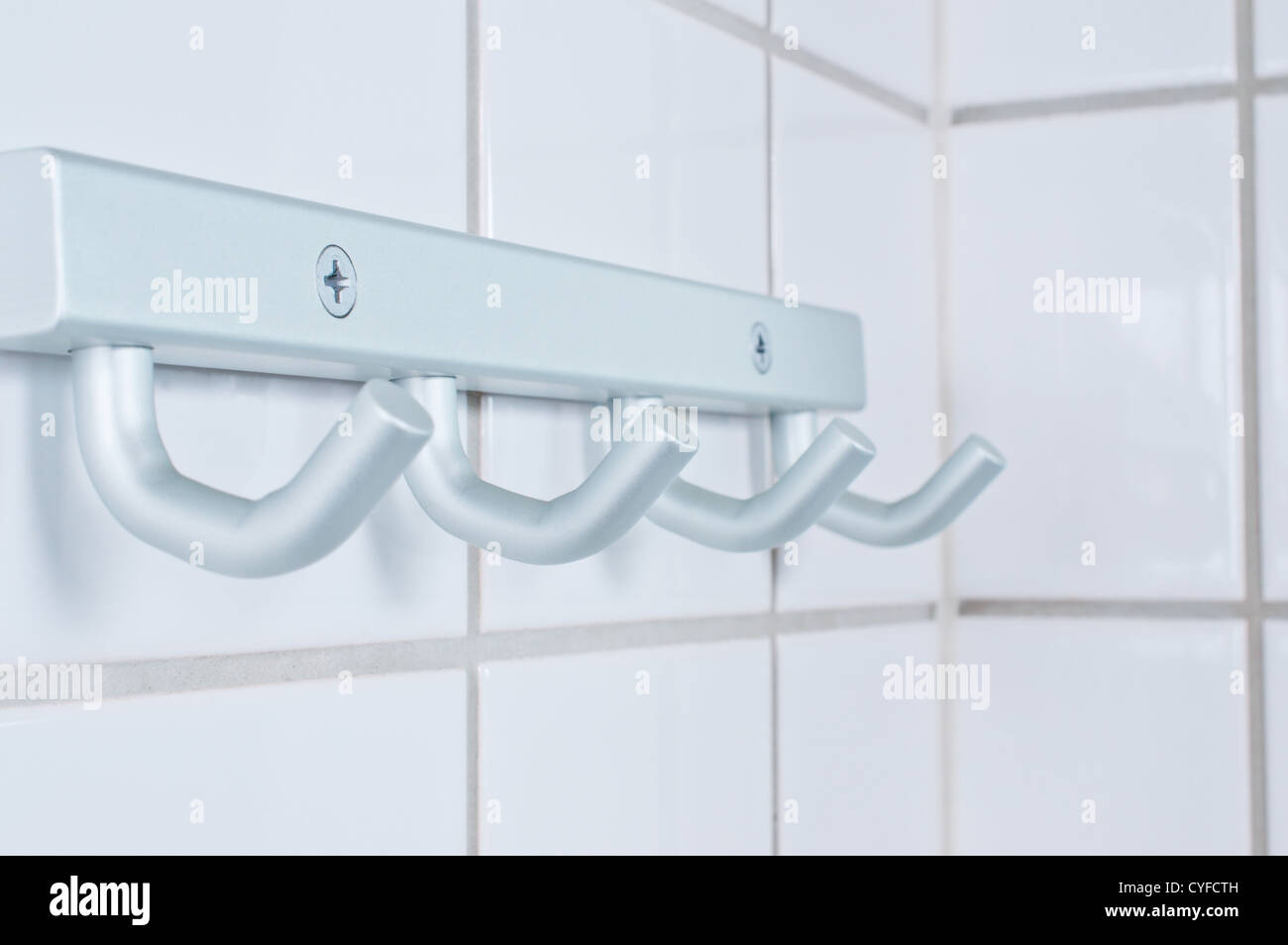 Gebürstetes Metall Silber Handtuch Kleiderbügel an Ruheraum Wand Stockfoto