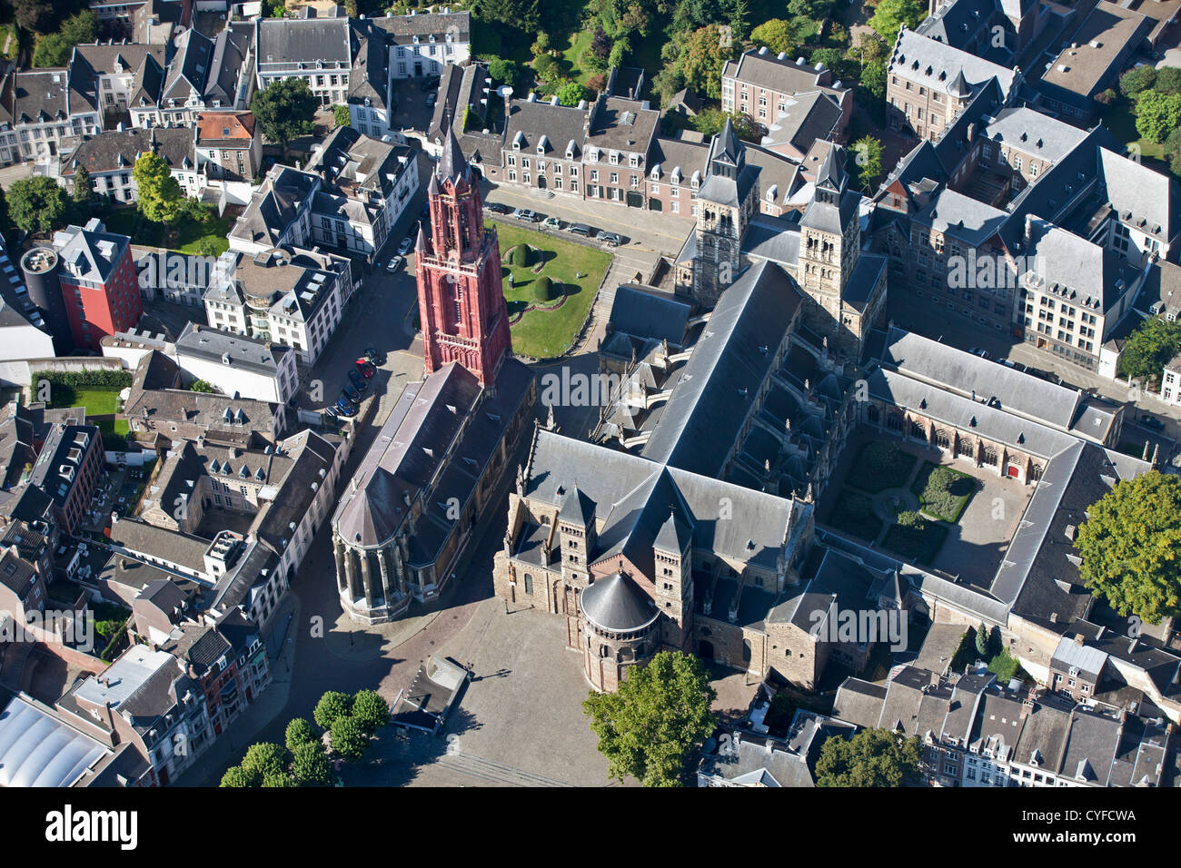 Die Niederlande, Maastricht, Kirche namens St. Servatius Basilica, Kirche links mit roter Turm genannt St. Jans. Luft. Stockfoto