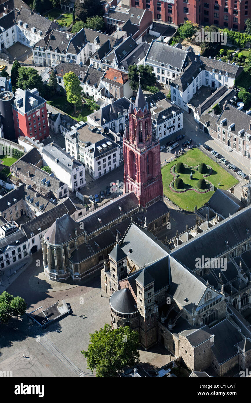 Die Niederlande, Maastricht, Kirche namens St. Servatius Basilica, Kirche links mit roter Turm genannt St. Jans. Luft. Stockfoto