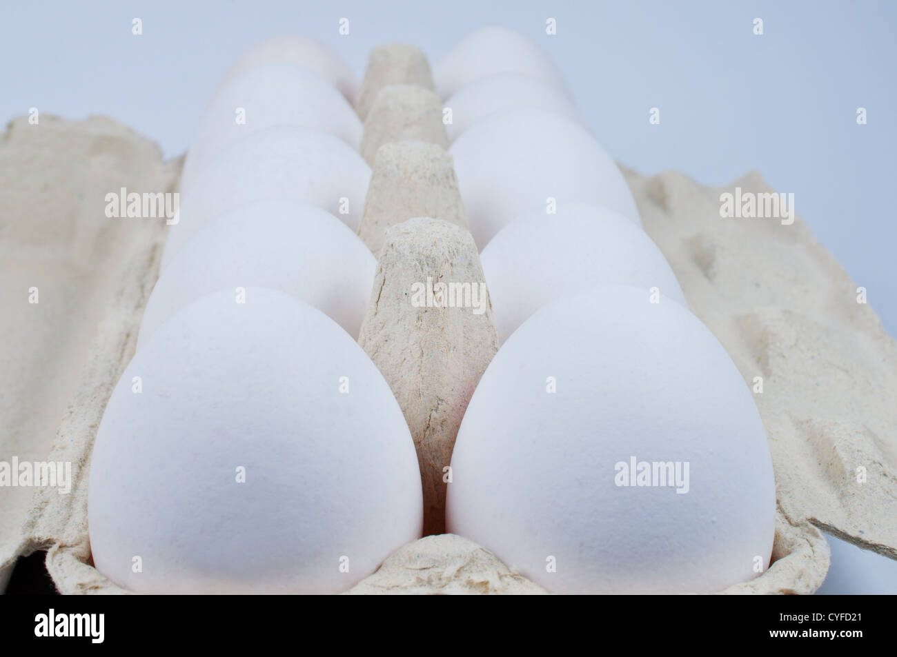 Weißen Eiern im Paket auf weißem Hintergrund Stockfoto
