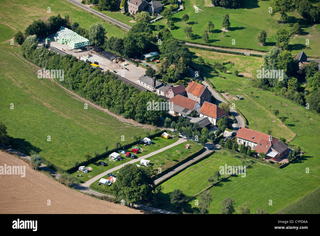 Den Niederlanden, Epen, halb gezimmerten Bauernhäusern, Campingplatz. Luft. Stockfoto