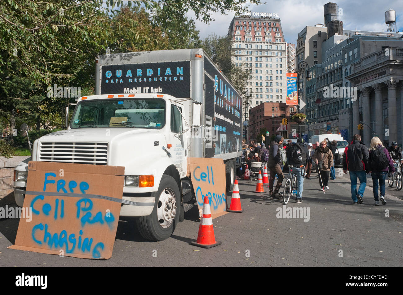 New York, NY - 2. November 2012 Guardian Datenvernichtung Mobile IT-Labor bietet kostenlose Handy aufladen und At&T-Konnektivität für die Bewohner von Lower Manhattan in der Nachmahd des Hurrikans Sandy. Stockfoto