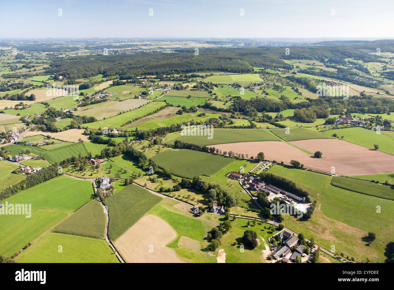 Niederlande, Epen, halb Fachwerkhaus Farmen und Ackerland. Luft. Stockfoto