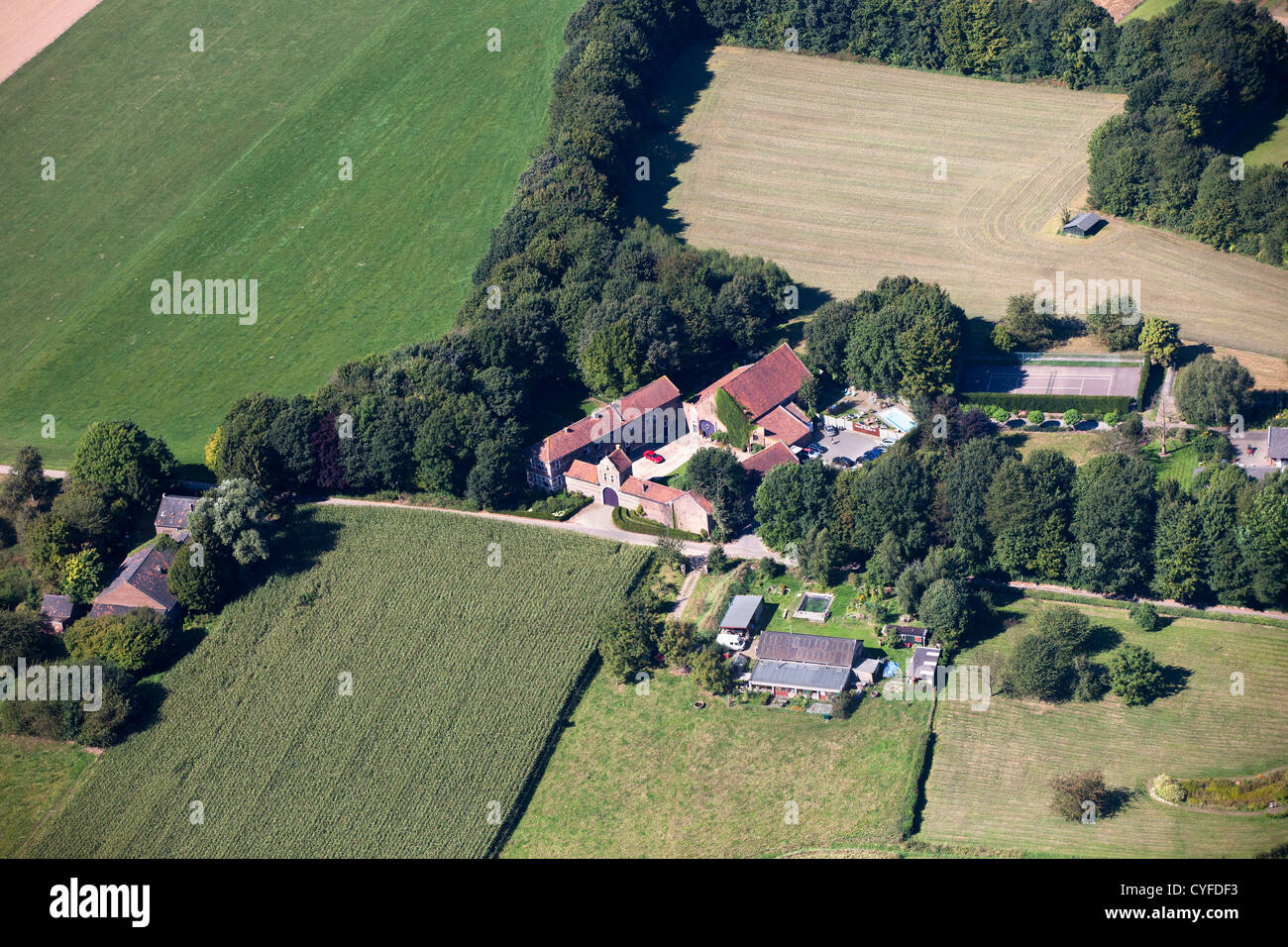 Die Niederlande, Beek, Bauernhäuser, auch B & B, Bed and Breakfast. Luft. Stockfoto