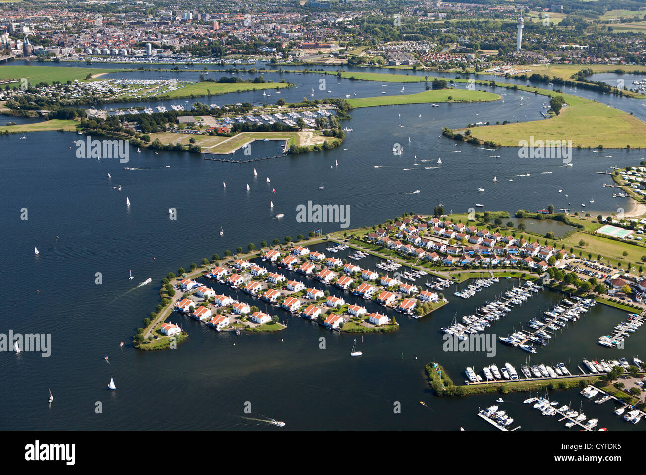 Die Niederlande, Herten, Ferienhäuser und Yachten in Seen genannt Maasplassen. Luft. Stockfoto