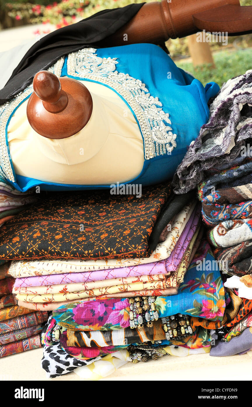 Schaufensterpuppen im Modegeschäft mit orientalischen und farbige Kleider Stockfoto