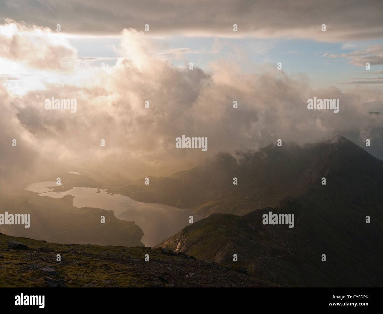 Sonnenaufgang am Snowdon. Blick auf Y Lliwedd und Llyn Sheetrim Stockfoto