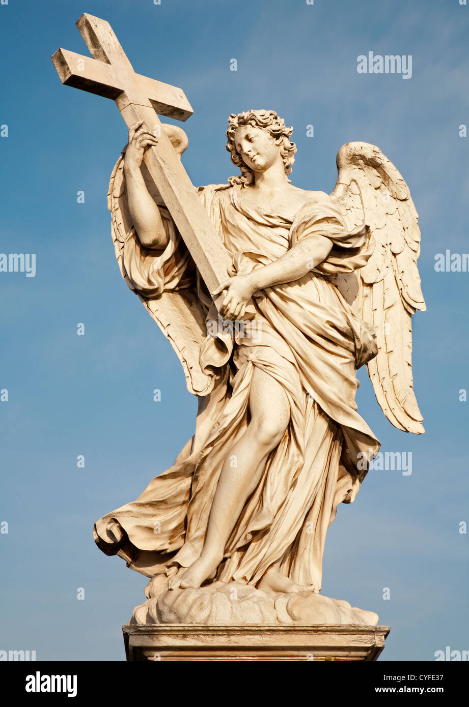Rom - 21 März: Statue des Engels mit dem Kreuz vom Bildhauer Ercole Ferrata von Engels Brücke im Morgenlicht Stockfoto