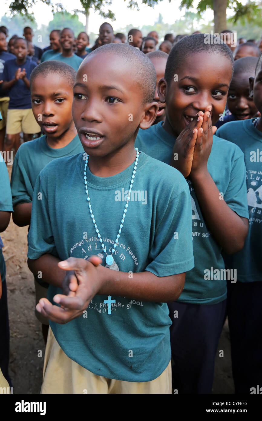 Schülerinnen und Schüler beten am Ende des katholischen Religionsunterrichts. Bagamoyo, Tansania Stockfoto