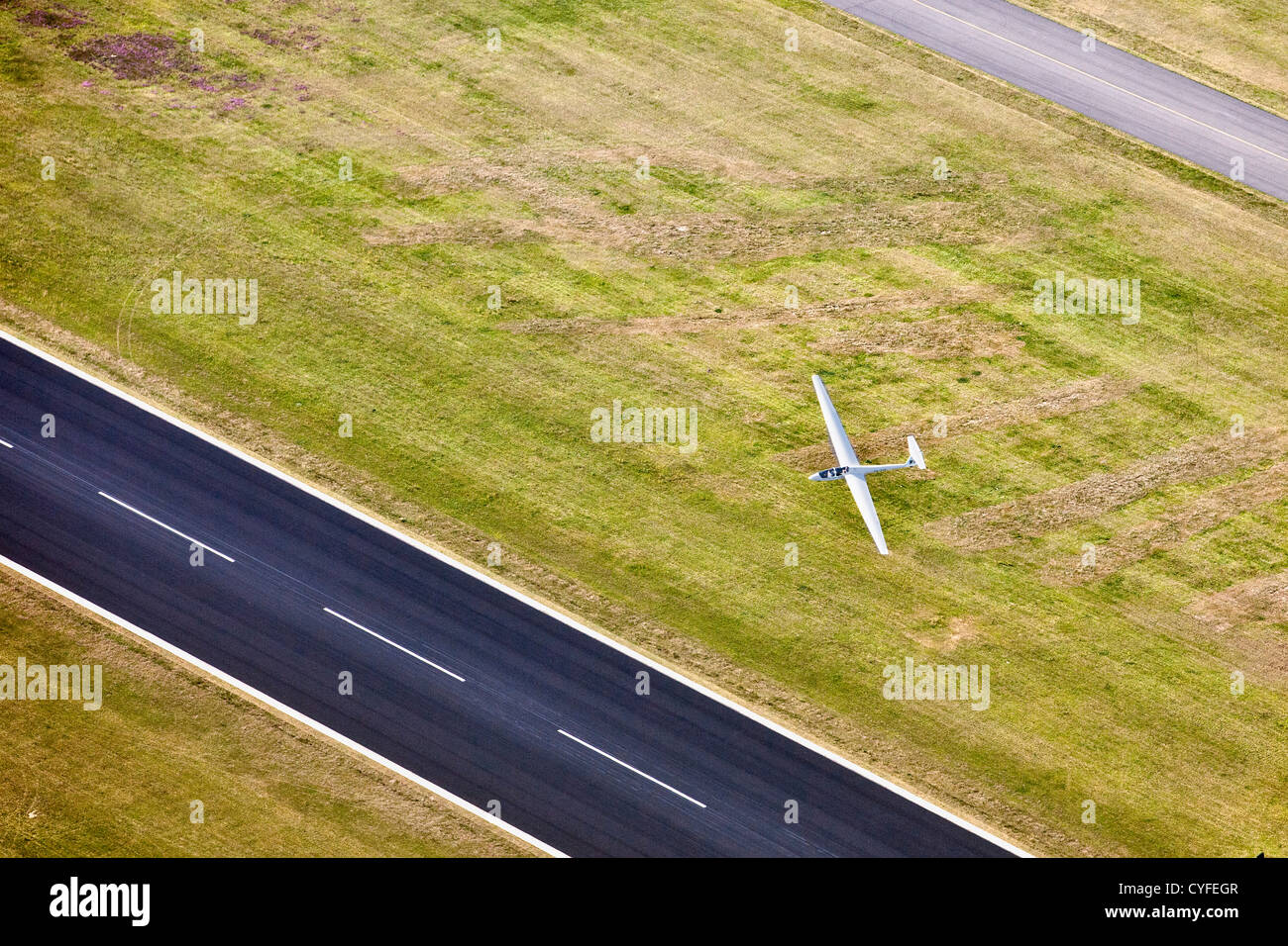Die Niederlande, Hoogerheide, Flughafen Woensdrecht. Segelflugzeug vorbei Landebahn. Luft. Stockfoto