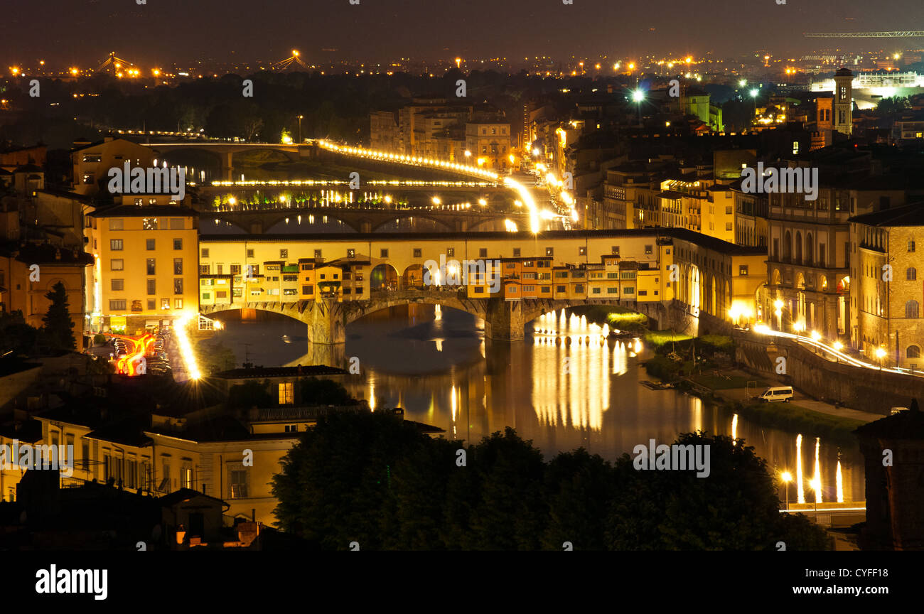 Nacht Blick über Florenz in Italien mit Ponte Vecchio (eine Brücke über den Fluss Arno) in front Stockfoto