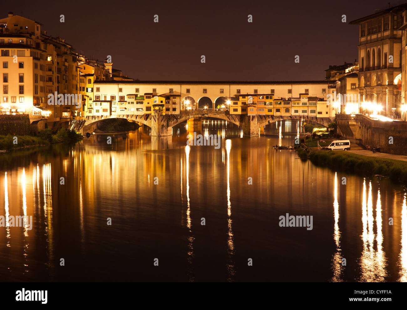 Nacht Blick über Florenz in Italien mit Ponte Vecchio (eine Brücke über den Fluss Arno) in front Stockfoto