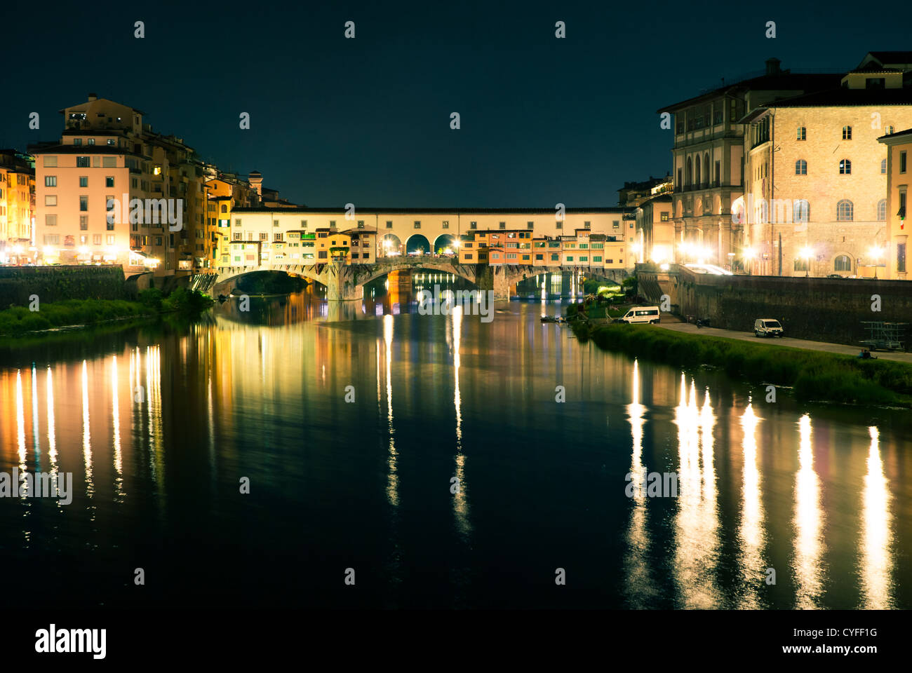 Nacht Blick über Florenz in Italien mit Ponte Vecchio (eine Brücke über den Fluss Arno) in front Stockfoto