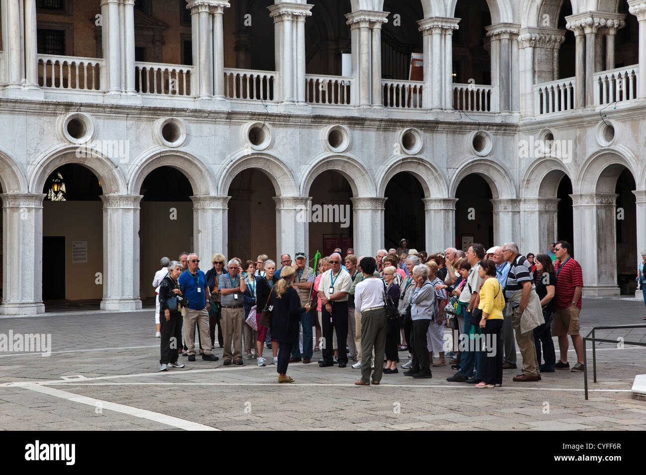 Eine Reisegruppe geführt um den Dogenpalast in Venedig Stockfoto