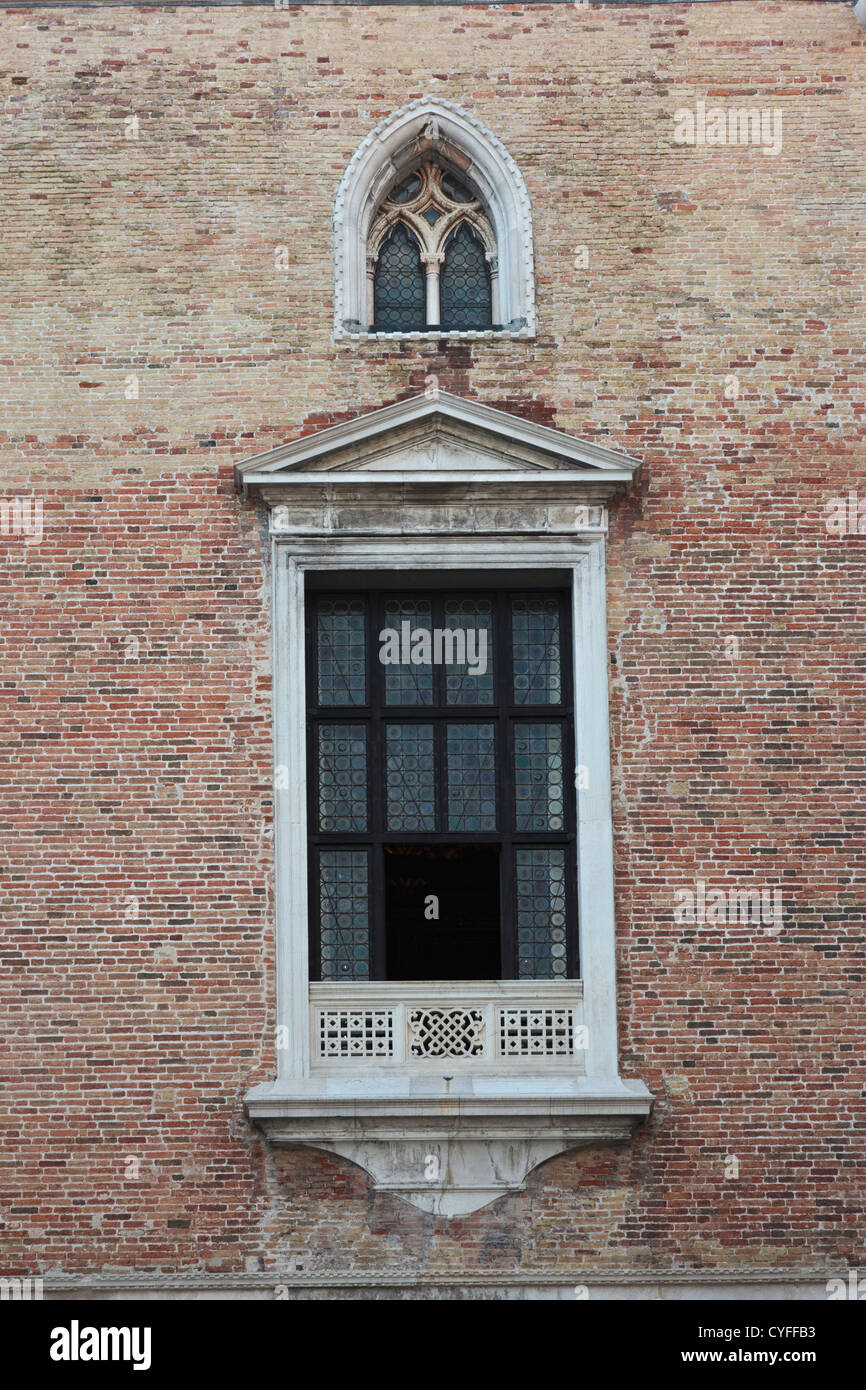 Detail der Fenster mit Blick auf den Innenhof der Dogenpalast in Venedig Stockfoto